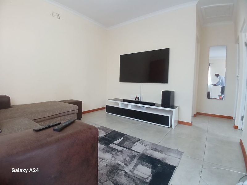 2 Bedroom house in a secure estate, in East London - Photo 10