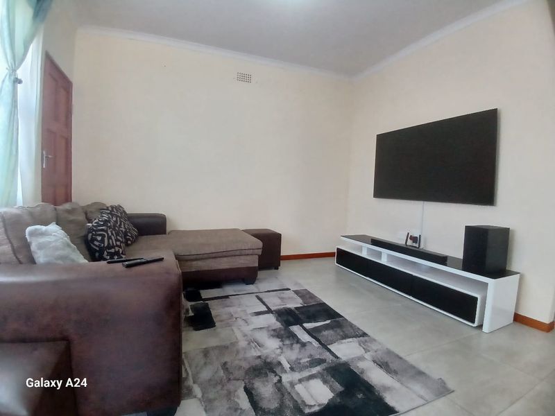 2 Bedroom house in a secure estate, in East London - Photo 8