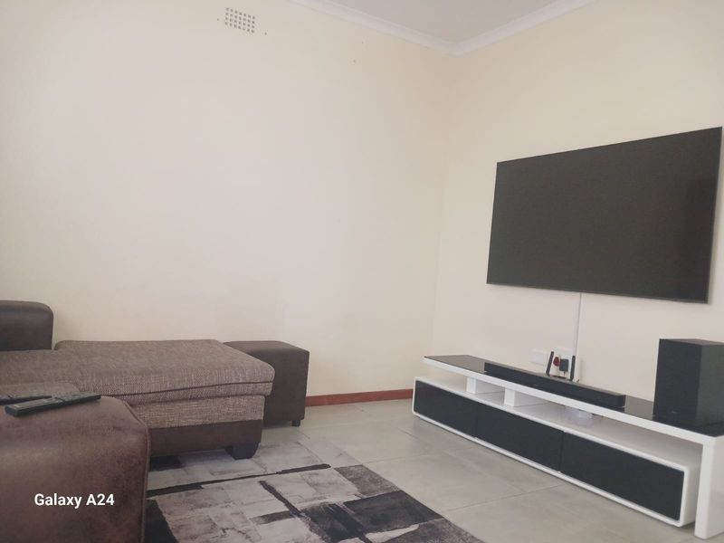 2 Bedroom house in a secure estate, in East London - Photo 9