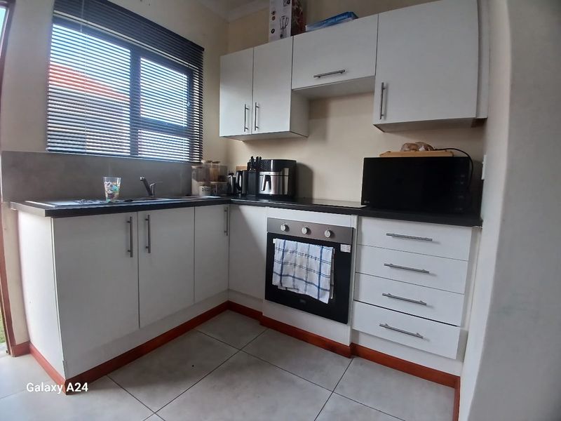 2 Bedroom house in a secure estate, in East London - Photo 7