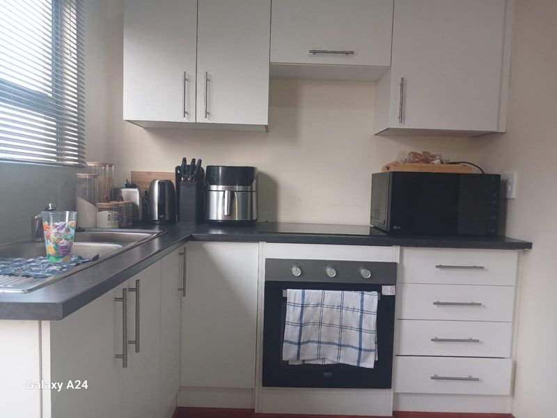 2 Bedroom house in a secure estate, in East London - Photo 6