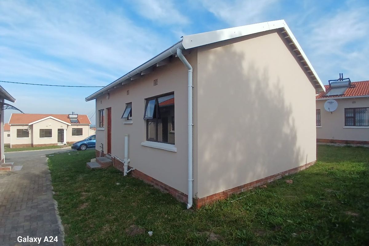 2 Bedroom house in a secure estate, in East London - Photo 3