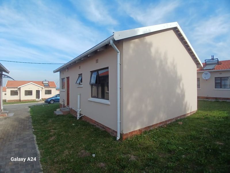 2 Bedroom house in a secure estate, in East London - Photo 3