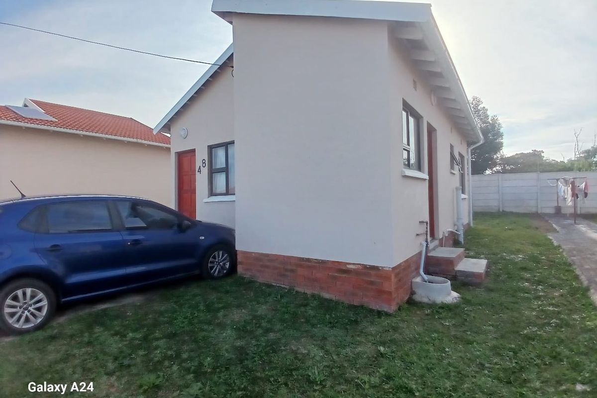 2 Bedroom house in a secure estate, in East London - Photo 2