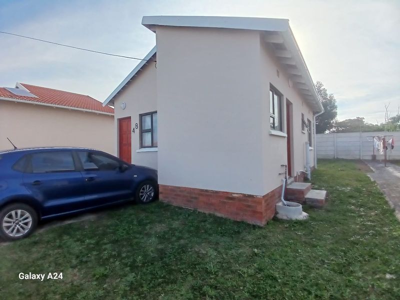 2 Bedroom house in a secure estate, in East London - Photo 2