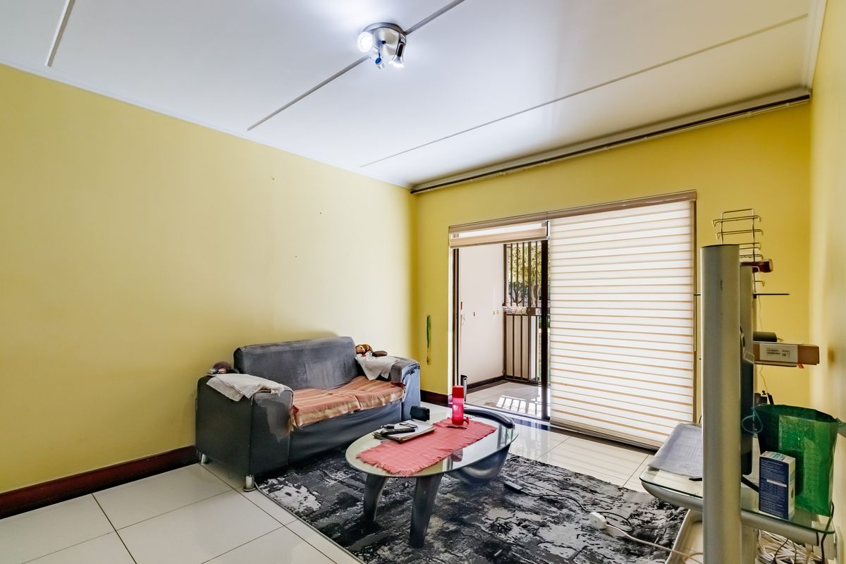 Discover your dream home with serene vibes, ample space, and modern amenities in Noordwyk - Photo 4