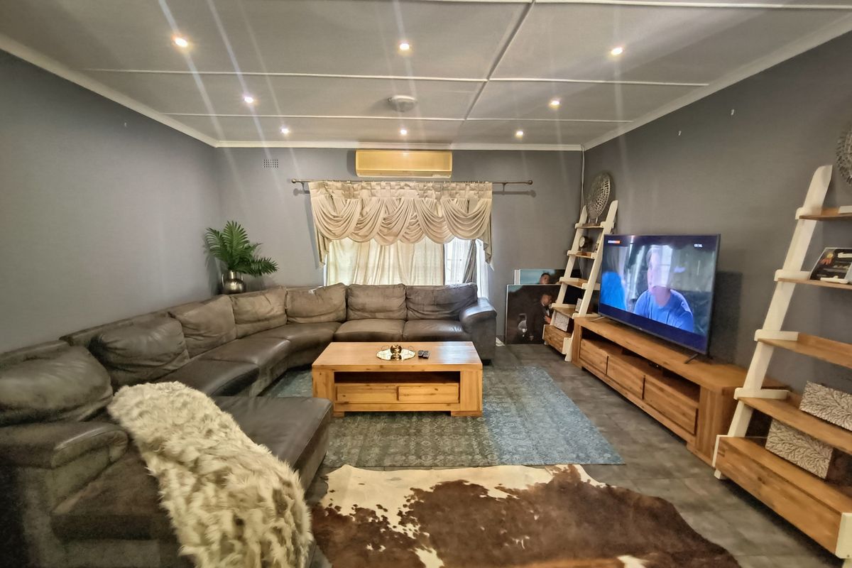 Spacious Family Retreat with Entertainment Flair and Flatlet - Photo 4