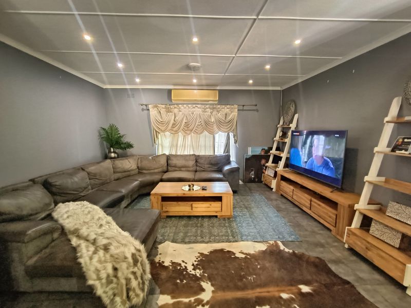 Spacious Family Retreat with Entertainment Flair and Flatlet - Photo 4