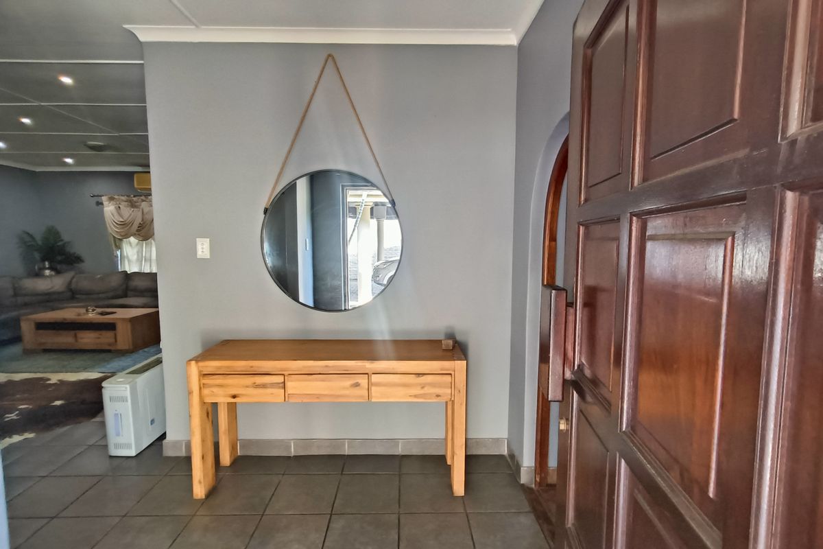 Spacious Family Retreat with Entertainment Flair and Flatlet - Photo 3