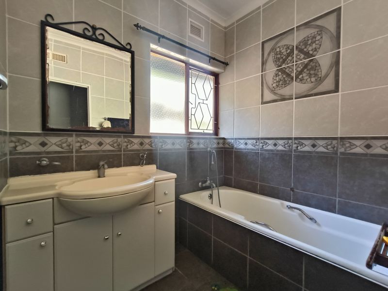 Spacious Family Retreat with Entertainment Flair and Flatlet - Photo 8