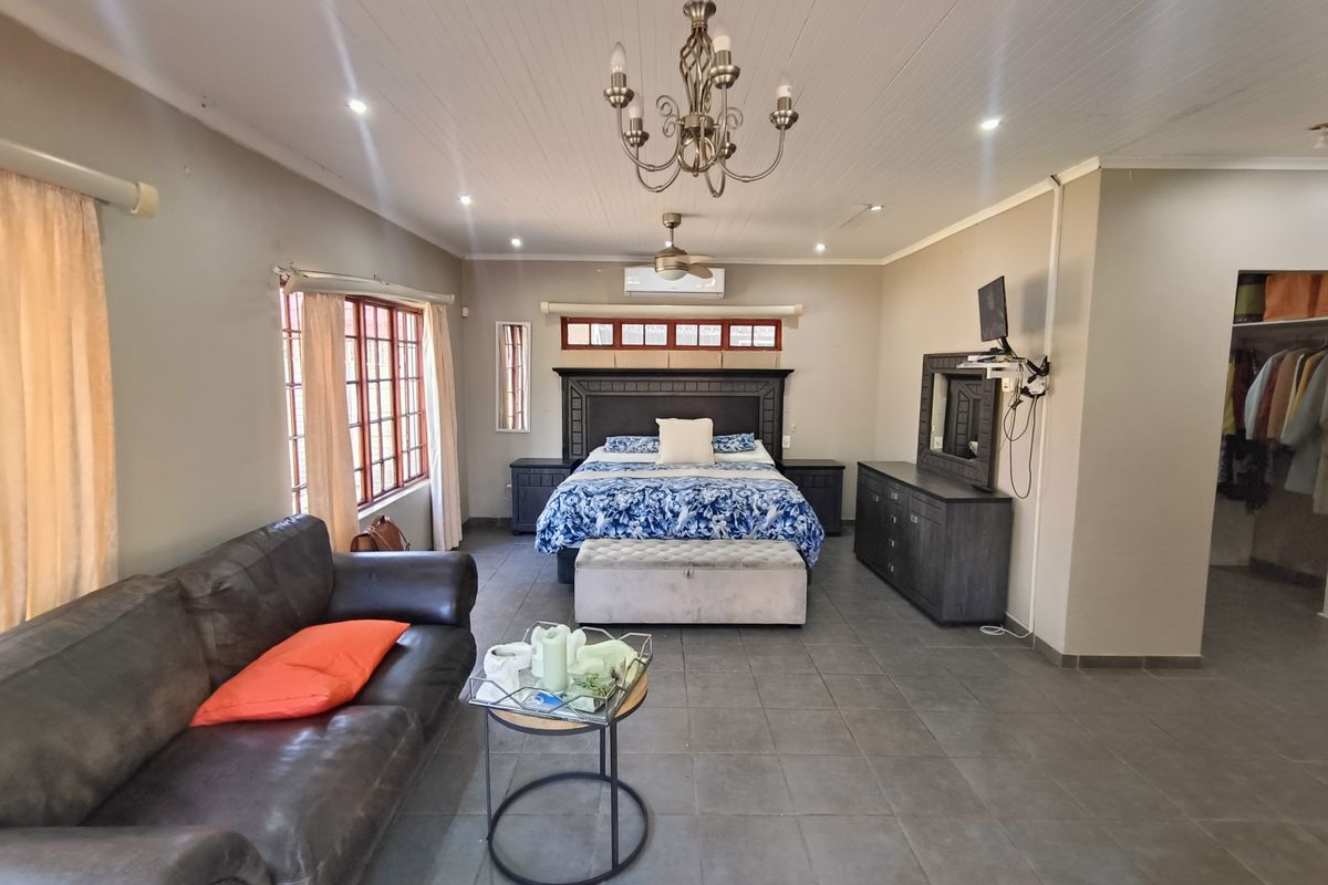 Spacious Family Retreat with Entertainment Flair and Flatlet - Photo 2