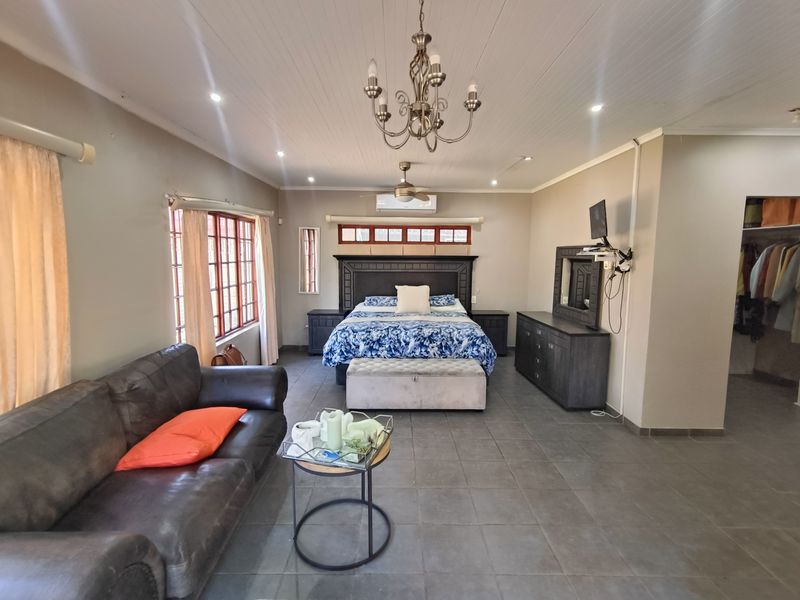 Spacious Family Retreat with Entertainment Flair and Flatlet - Photo 2