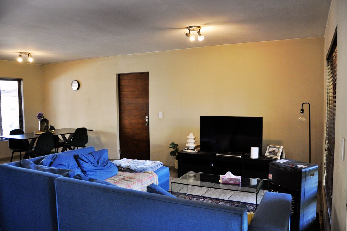 Warm, Wonderful, Convenient Home in Waterfall Heights - Photo 4