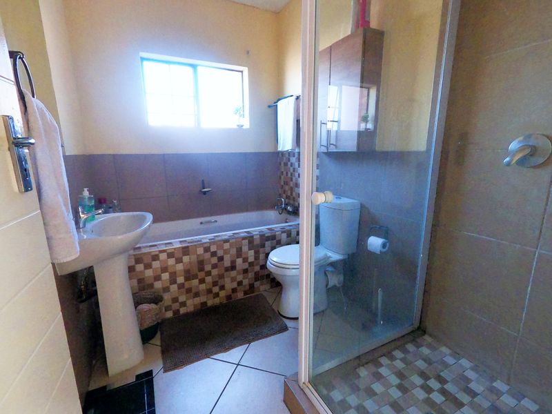 Starting to bid from R600 000.00 !!! Live Online Auction! Non-Distressed Auction - Photo 6