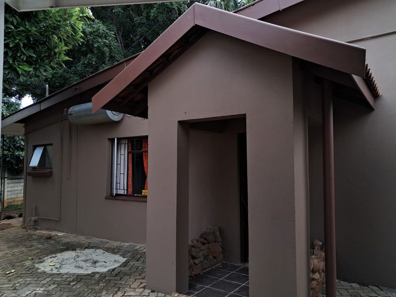 Spacious 4-Bedroom Family Home with Flatlet, Pool, and Entertainment Area - Photo 2
