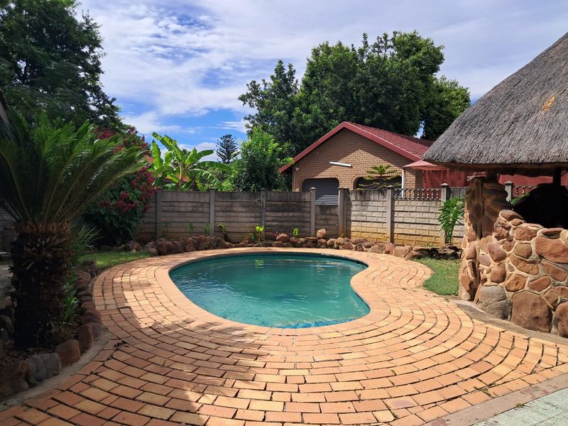 Spacious 4-Bedroom Family Home with Flatlet, Pool, and Entertainment Area - Photo 4