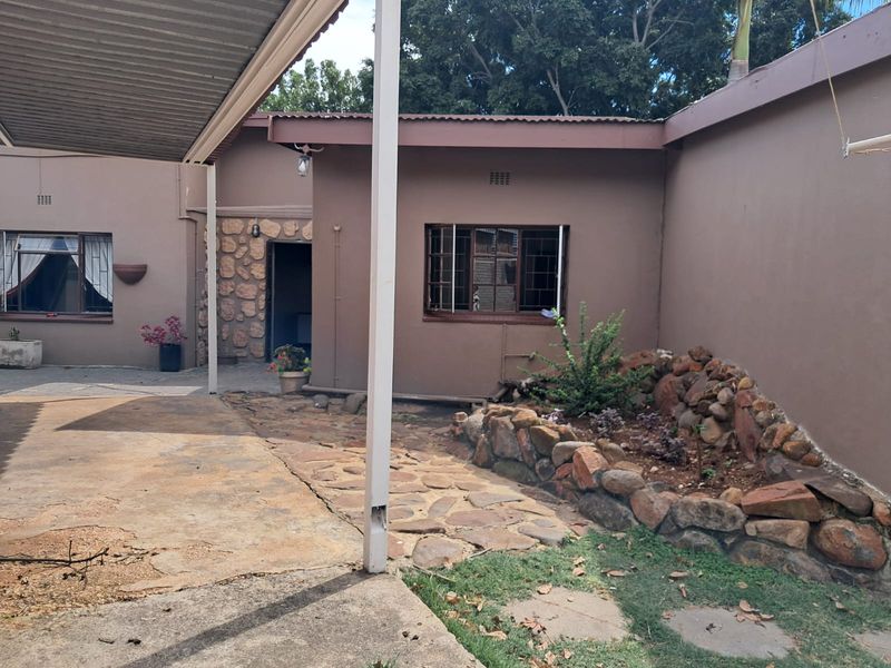 Spacious 4-Bedroom Family Home with Flatlet, Pool, and Entertainment Area - Photo 1