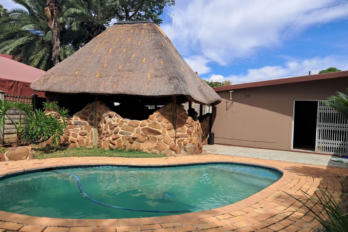 Spacious 4-Bedroom Family Home with Flatlet, Pool, and Entertainment Area - Photo 3