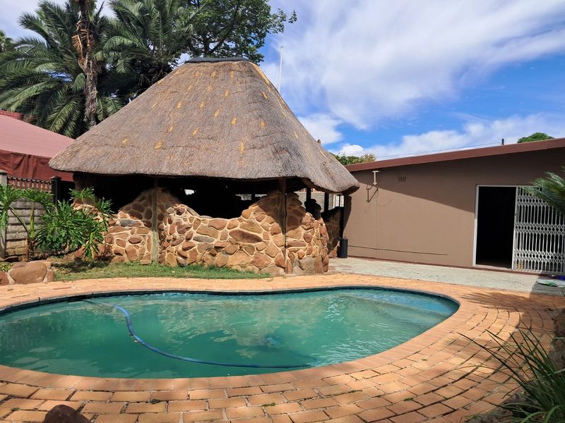 Spacious 4-Bedroom Family Home with Flatlet, Pool, and Entertainment Area - Photo 3