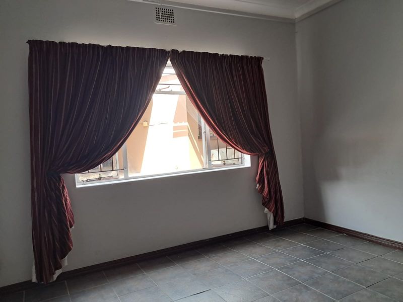 Spacious 4-Bedroom Family Home with Flatlet, Pool, and Entertainment Area - Photo 10