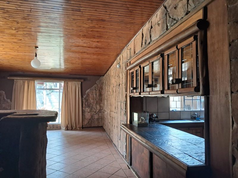 Spacious 4-Bedroom Family Home with Flatlet, Pool, and Entertainment Area - Photo 9