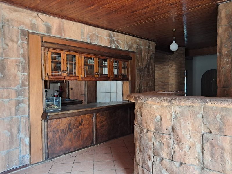 Spacious 4-Bedroom Family Home with Flatlet, Pool, and Entertainment Area - Photo 8