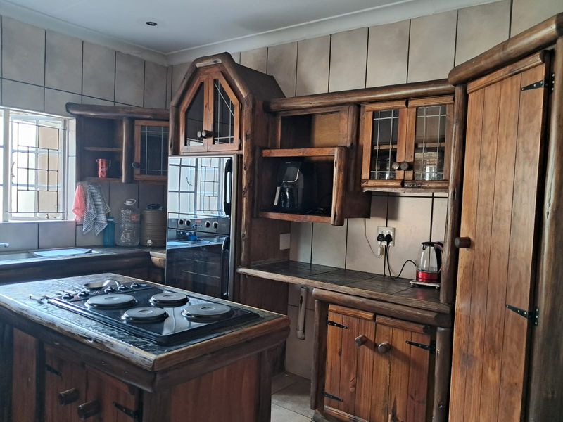 Spacious 4-Bedroom Family Home with Flatlet, Pool, and Entertainment Area - Photo 6