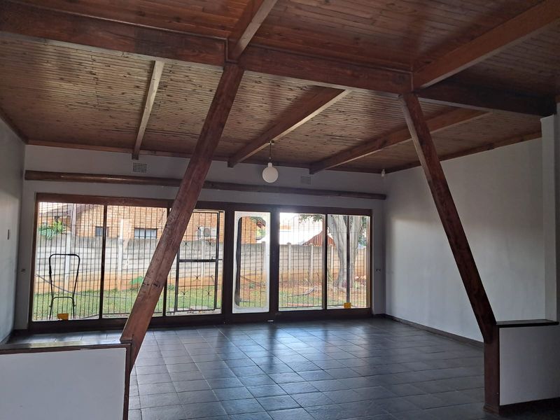 Spacious 4-Bedroom Family Home with Flatlet, Pool, and Entertainment Area - Photo 5
