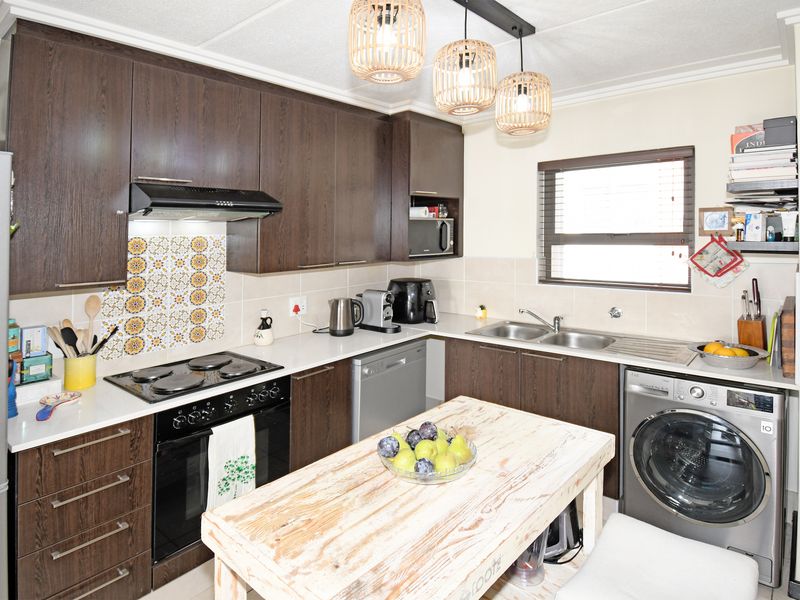 Modern Elegance Meets Effortless Living in Casablanca, Lonehill - Photo 4