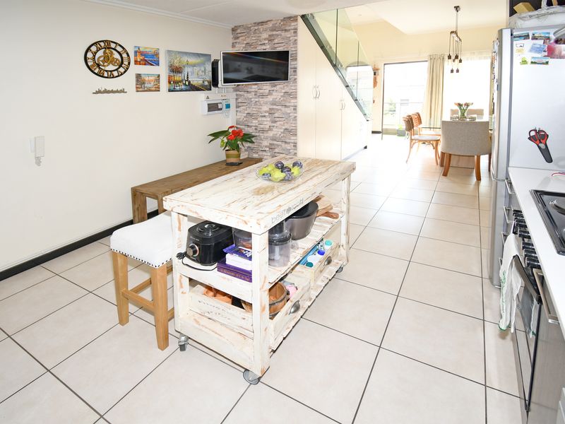 Modern Elegance Meets Effortless Living in Casablanca, Lonehill - Photo 8