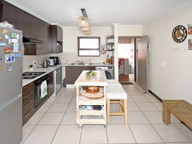 Modern Elegance Meets Effortless Living in Casablanca, Lonehill - Photo 3