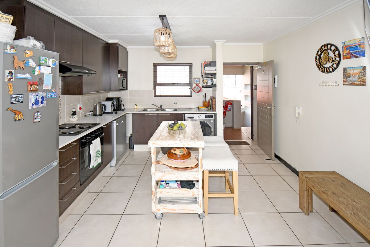 Modern Elegance Meets Effortless Living in Casablanca, Lonehill - Photo 3