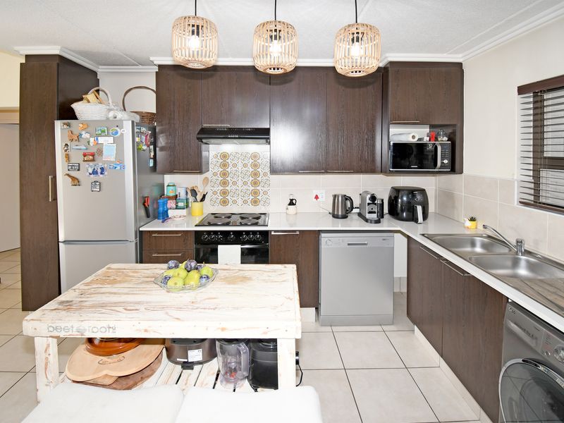 Modern Elegance Meets Effortless Living in Casablanca, Lonehill - Photo 5