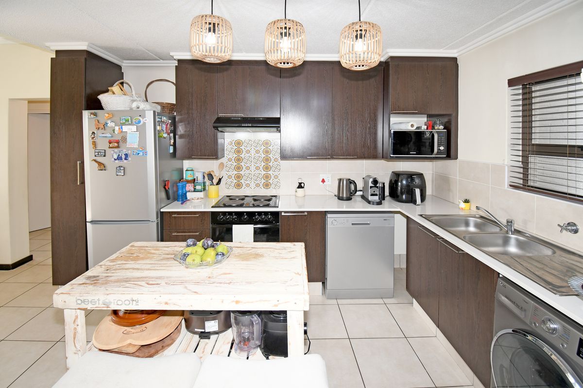 Modern Elegance Meets Effortless Living in Casablanca, Lonehill - Photo 5