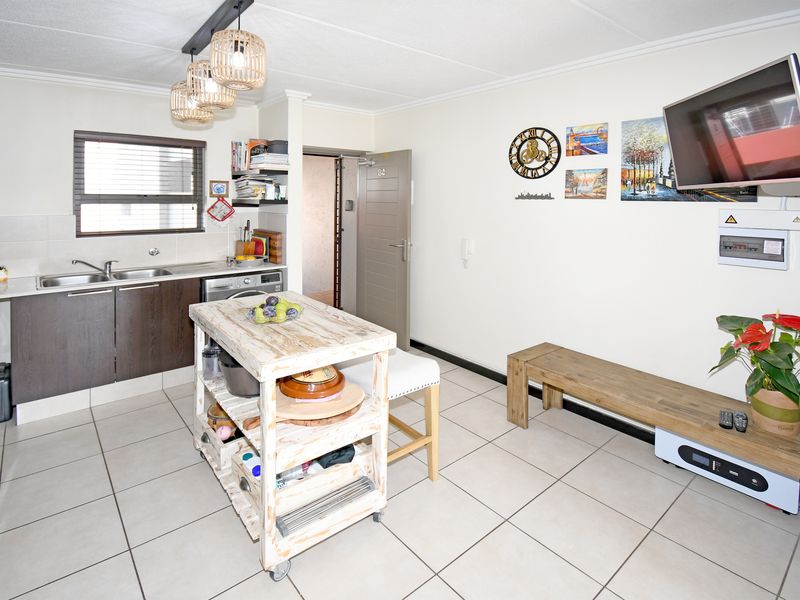 Modern Elegance Meets Effortless Living in Casablanca, Lonehill - Photo 6