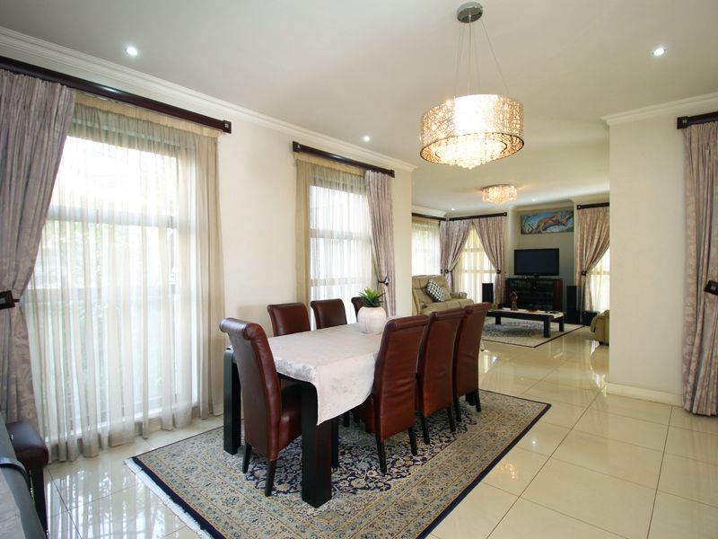 Delightful 3-Bedroom Family Home with Greenbelt Views in Waterfall Village! - Photo 2