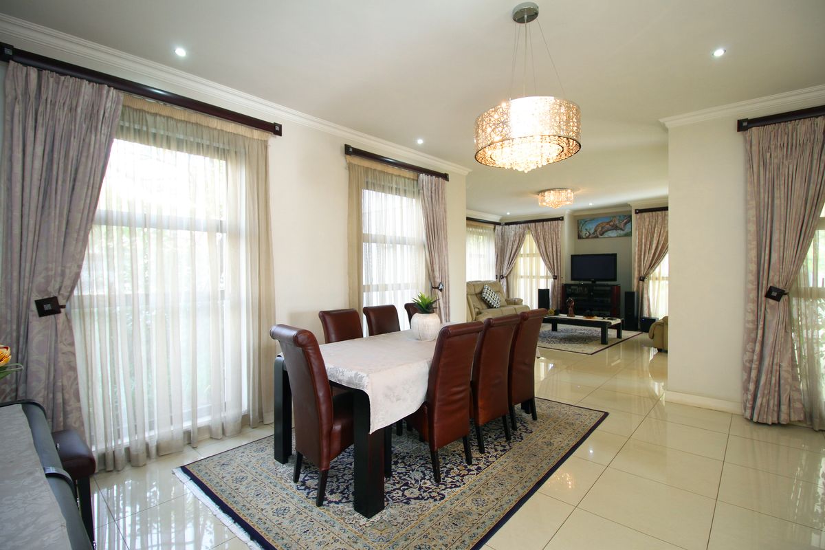 Delightful 3-Bedroom Family Home with Greenbelt Views in Waterfall Village! - Photo 2