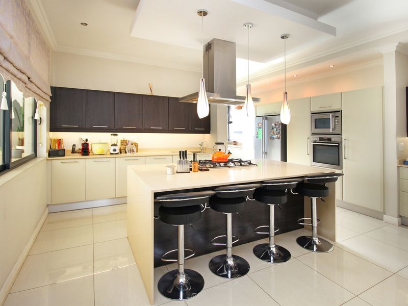 Delightful 3-Bedroom Family Home with Greenbelt Views in Waterfall Village! - Photo 6