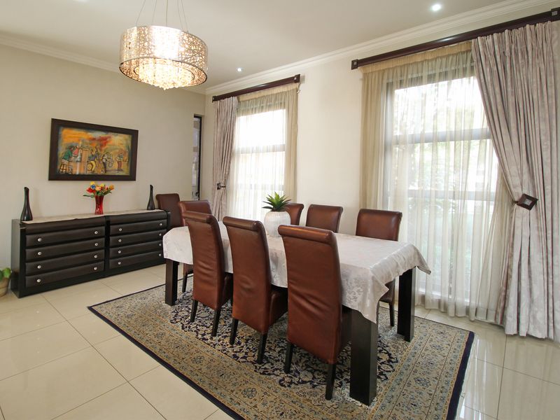 Delightful 3-Bedroom Family Home with Greenbelt Views in Waterfall Village! - Photo 5