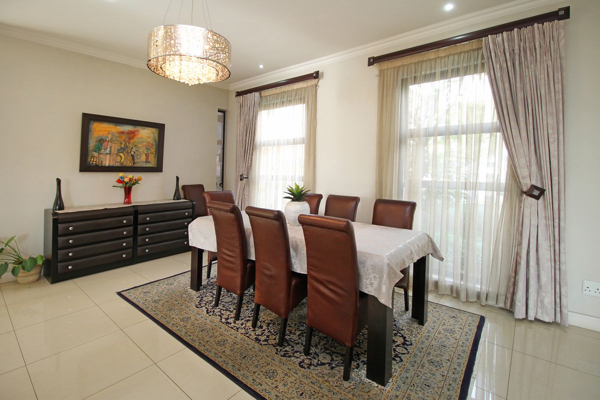Delightful 3-Bedroom Family Home with Greenbelt Views in Waterfall Village! - Photo 5
