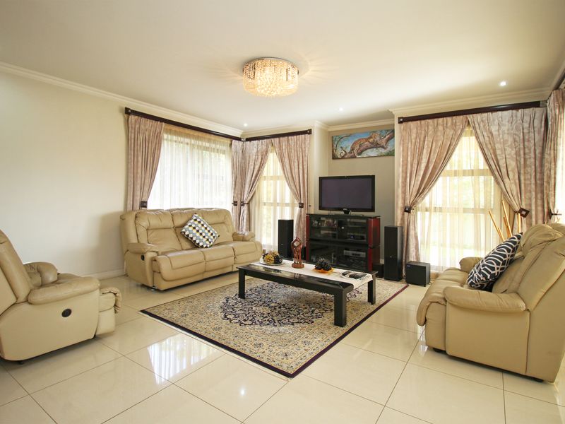Delightful 3-Bedroom Family Home with Greenbelt Views in Waterfall Village! - Photo 10