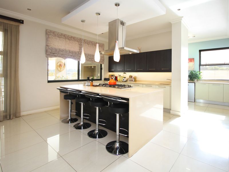 Delightful 3-Bedroom Family Home with Greenbelt Views in Waterfall Village! - Photo 7