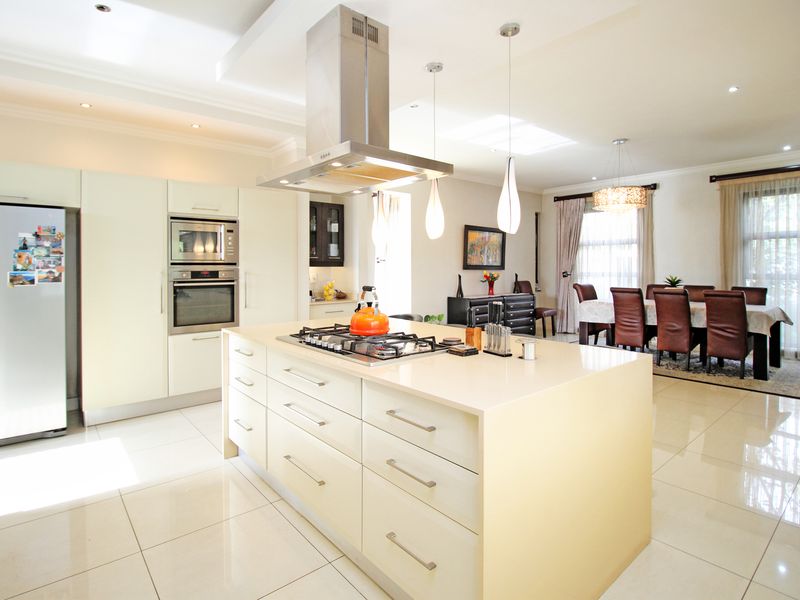 Delightful 3-Bedroom Family Home with Greenbelt Views in Waterfall Village! - Photo 9