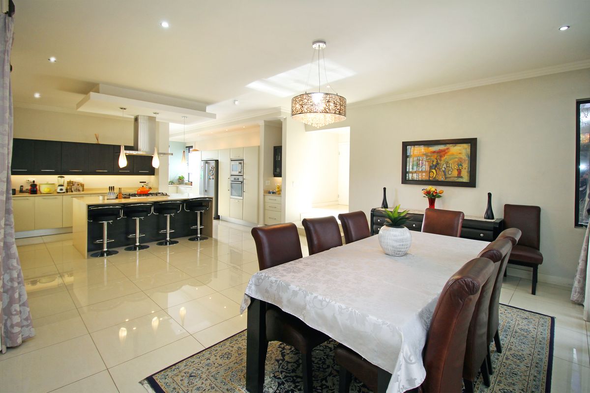 Delightful 3-Bedroom Family Home with Greenbelt Views in Waterfall Village! - Photo 4