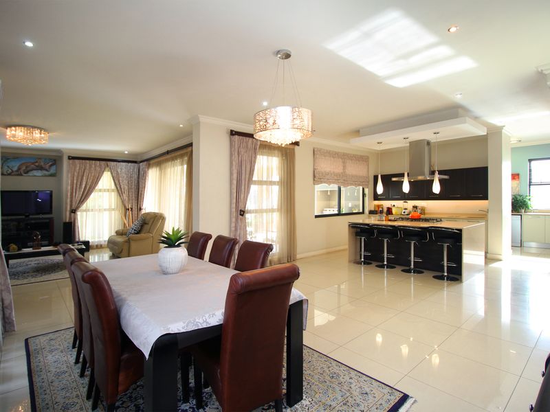 Delightful 3-Bedroom Family Home with Greenbelt Views in Waterfall Village! - Photo 3