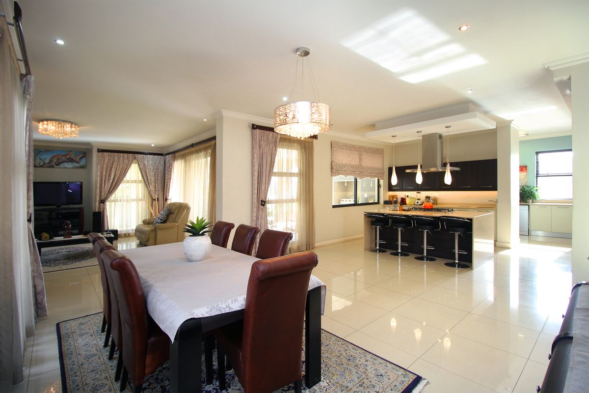Delightful 3-Bedroom Family Home with Greenbelt Views in Waterfall Village! - Photo 3