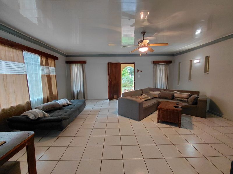 Charming 3-bedroom home in Randlespark, Klerksdorp, perfect for families seeking comfort and style! - Photo 3