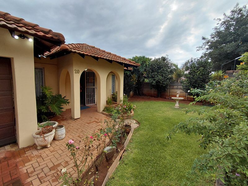 Charming 3-bedroom home in Randlespark, Klerksdorp, perfect for families seeking comfort and style! - Photo 1