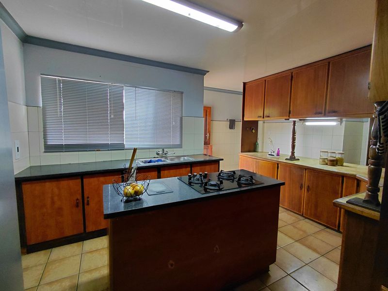 Charming 3-bedroom home in Randlespark, Klerksdorp, perfect for families seeking comfort and style! - Photo 8