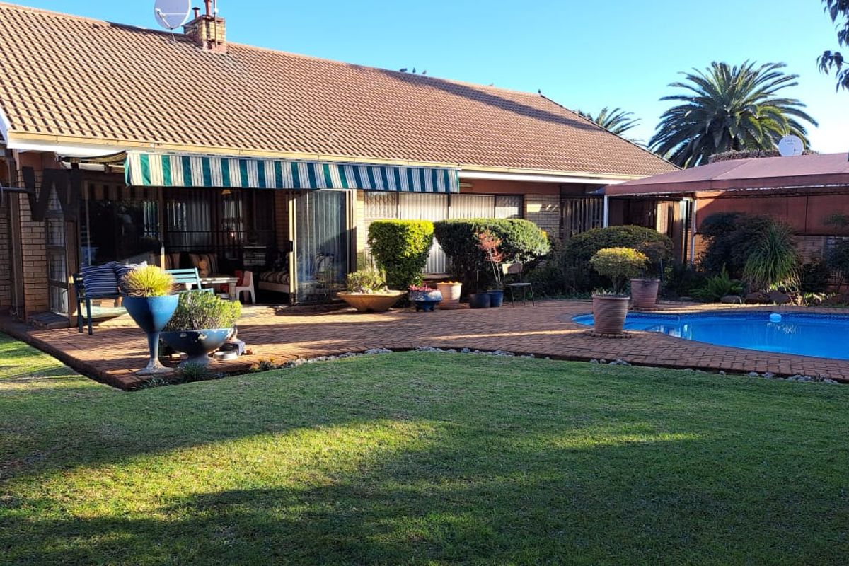 Stunning  Family Home - Photo 2